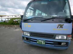竹富島では別途料金追加の観光として水牛車、バス観光、グラスボートから選べるとの事でバス観光を選択。