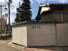 蓬莱陣屋（あつた蓬莱軒本店）
今回のお目当て、ひつまぶしで有名なお店。
宮宿の陣屋跡地に明治６年創業。
そのため本店は蓬莱陣屋とも呼ばれています。
蓬莱とは昔、熱田の地が蓬莱と呼ばれていたことにちなんでいるとか。
このお店、とても人気で混雑することで有名です。
ランチは１１時開店ですが、ネット情報によると「当日の１０時３０分から予約を始めている」とありました。私がここに到着したのは午前１０時２０分でしたが、既に外で受付が始まっていました。名前と人数を告げると、「１１時１０分のご案内になります。その時間になったらまたこちらへ戻ってきて下さい。」ということで番号札を渡されました。
