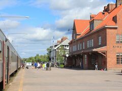 鉄の鉱山で有名なキルナ駅。
キルナはスウェーデン最北の都市で人口は約２万人。
ここはもう北極圏です。

もともとこの鉄道はキルナの鉄鉱石をナルヴィクの港と結ぶために建設されました。
中学生のころ、地理で「鉄はキルナ（刃こぼれするので）」って覚えたものです。