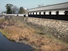 辿り着いた城跡には、球磨川に面して多聞櫓、角櫓、長塀が忠実に復元されていて、往時を感じさせてくれる。
美しい石垣が残る城跡は、思っていたよりもかなり広く、列車の時間が近づいていたため、残念ながら本丸までは行くことができなかった。