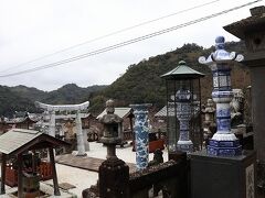 洋館のボランティアのおじいさんのおすすめスポット、陶山神社。
さすが有田の神社だけあって、鳥居も磁器でできていました。