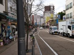 松山城を見たいと思い、ロープウエイ乗場近くまで行きました。時間がちょっと足りなくなっており、高松には余裕をみて着きたいの今回はパスすることに。ロープウエイ商店街もやけにすっきりしたと思いきや、ここもアーケードをやめ、無電柱化していました。