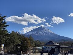 道の駅なるさわからの富士山
クリアな空に間近で見えるその姿は本当に息をのみます