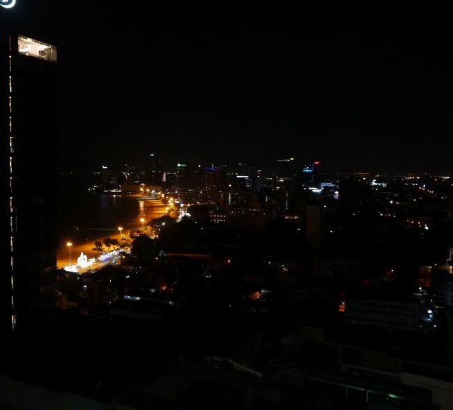 1月1日　19：23　パタヤのコンドミニアムか<br />パタヤの街はコロナ感染者が少しですが増えてきましたのでホテルの灯りも少なくなり花火も爆竹もなし。