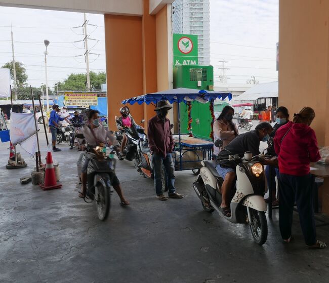 名前と電話番号を記入して入ります、もちろん検温もします。