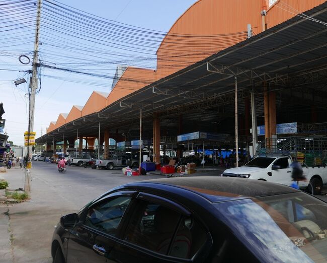 2日　8：44 <br />ラッタナコーン市場に来ました。