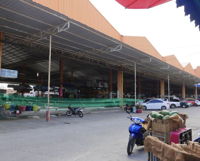 1週間ほど前からコロナ感染拡大の為にこの市場入口は左右の2ケ所だけで側面はロープや網で出入り禁止になっています。