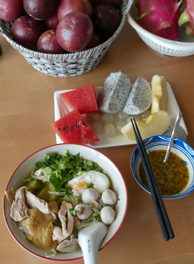 2日　朝食兼昼食　<br />特製ラーメン<br />果物（スイカ　ケーオマンコーン　リンゴ　ラムヤイ　パッションフルーツ）