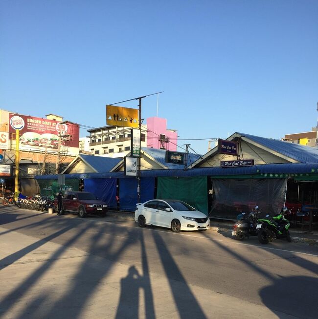 2日　17：07<br />夕方、散歩でソイ8の出入り口のバービアも閉められました。