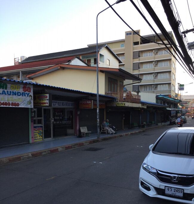 ソイブアカーオ通りのタイで1番安いマッサージ店（1時間100B）もシャッターが閉まっています。<br />中にはこそーっと常連のお客を見えない2階や3階に招いている所もあるようです。