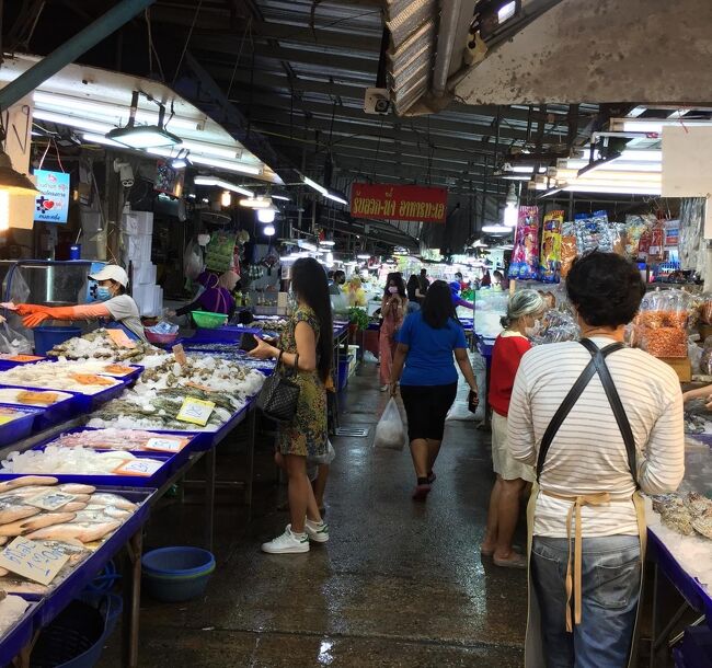 3日　8：56　ナクルア海鮮市場に来ました。