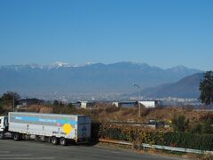 左から農鳥岳、間ノ岳、北岳、鳳凰三山、甲斐駒ヶ岳と南アルプスが一望。2017年春に桃の花を見にこの辺りに来た時には少々靄っていたので、暫し見惚れました。