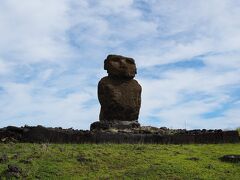 1体だけで建つアウ・アトゥレ・フキ(Ahu Ature Huki)が立っています