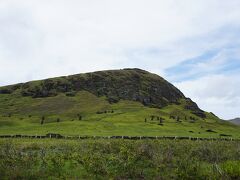 14:00　続いていてモアイの製造工場ラノ・ララク(Rano Raraku)へ　山のあちこちから切り出されたモアイが道中からも確認できます　ここは滞在中1度しかアクセスできないので気合い入れて見学します