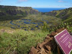 16:40　途中 ラノ・カウ火山の火口を望むビューポイントにて　立派なカルデラで一番高いところで海抜320mの高さ