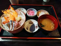 夕食は出島ワーフで海鮮丼を食べました。お酒も一杯頼みましたが、2000円超えなかったと思います。北海道の観光客向けの海鮮丼より安いですよ。しかもおいしいです。