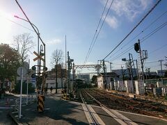 川崎大師駅の北口から出て、線路を渡ります。