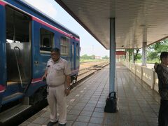 タイのノンカーイ駅に着きました。
これでラオスの鉄道に「全線完乗」しました。一国の鉄道に全部乗ったのは初めてです。

タイ入国にあたりプチハプニング。
入国のカードの宿泊先の欄を空欄にしていたら係官に怪訝な顔をされました。
「ウドンタニからバンコクを経由して…」と説明していたら、説明が終わらないうちに、笑顔で「welcome」となりましたが。
あの欄は書いておいた方がいいようです。