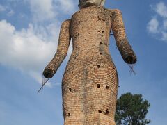 「ここを見なくては」というのは、ワットケーク（グーグルマップでは、Sala Keo Kou サラケオク）。
ガイドブックにも載っているノンカーイの名所あるいは迷所です。

宿からは5.7km。
行けるところまでメコン川沿いを行き、右にそれて内陸に向かうルートを取ります。
メコン川の雰囲気もいいし、途中にあるお寺の雰囲気もいい。でも犬が吠えてきます。

そうやってたどり着きました。
入場します。