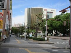 中央通りから見た近鉄四日市駅（四日市近鉄百貨店）。