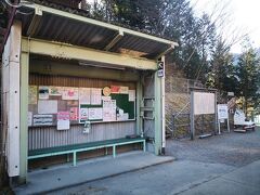 奥大井湖上駅。
ここが結構有名で、橋の真ん中の孤島に駅があるように見える。
実際は地続きですが。
ここで降りる人たくさん。かなり有名みたいなので、これのために来る人が多いみたい。
降りたところで実際の景色が見られるわけじゃない。ここから遠足して国道あたりの展望台とか行く必要がある。
鉄橋の線路脇通路を歩いて渡るので、それはそれで楽しいかも。