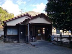 そして途中下車。
接岨峡温泉駅。