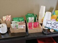 この日の宿は、駅西の「勝浦温泉　民宿わかたけ」。

3階のフリードリンクコーナーにはみそ汁やお吸い物まであって、部屋で食事をするときに重宝。