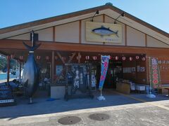 入口に大きなマグロがオブジェがある、勝浦漁港にぎわい広場。
港の見えるテラス席で、マグロ料理が食べられます。
