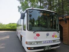 ホテル前から出発する、ふらのバス　ラベンダー号に乗りました。
ラベンダー号は新富良野プリンスホテルから富良野駅、美瑛駅、旭川空港などを経由して旭川駅までを結んでいます。