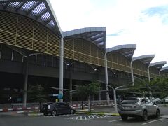 プノンペン国際空港到着。
市内中心部からトゥクトゥクで所要約40分、3.5ドル。