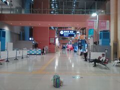 で、あっさり国際線到着フロアに放り出されました。
時刻は10:25。
