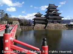 松本城

2011年の長野県中部地震で橋の先の石垣に崩落の危険性が生じ、強度的にも問題もあったことから、この埋橋(うづみばし)は渡れなくなっています。


松本城：https://ja.wikipedia.org/wiki/%E6%9D%BE%E6%9C%AC%E5%9F%8E
松本城：https://www.matsumoto-castle.jp/
松本城：https://visitmatsumoto.com/spot/matsumotocastle/
長野県中部地震：https://ja.wikipedia.org/wiki/%E9%95%B7%E9%87%8E%E7%9C%8C%E4%B8%AD%E9%83%A8%E5%9C%B0%E9%9C%87