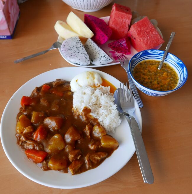 3日　昼食<br />カレーライス<br />果物（ケーオマンコーン白赤　リンゴ　スイカ　パッションフルーツ）