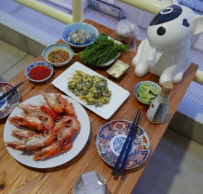 3日　夕食<br />焼き海老．．．．．◎<br />オースワンホイナムローン．．．◎<br />生牡蠣．．．正月早々での腹痛は怖いので遠慮する<br />