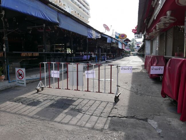 ビュタレーコンドミニアムの前のバービア通りも封鎖されました．．．少しソイブアカーオ通りに行くのが遠回りになったが歩いてヨイショとまたいで通ります。