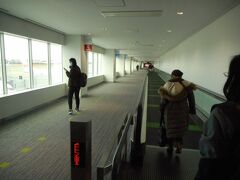 福岡空港につきました。到着階もムービングウオークが完成し広く長くなったみたいですね
