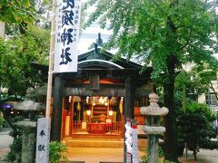 夫婦恵比須神社は博多祇園山笠が奉納されている櫛田神社の境内、拝殿の左後ろ側にあります。小さいですが趣のある佇まいです。向かいには「夫婦銀杏」があります。