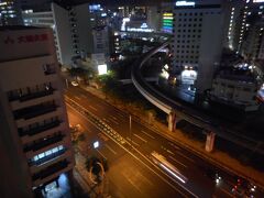 県庁方向の夜景です。ゆいレールが見えます