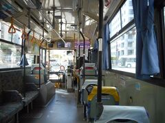 「那覇商業高校前」から識名線の路線バスに乗ります。１月１日。お客さんは少ないです。