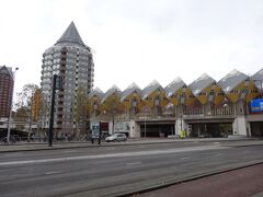 ロッテルダムにやって参りました。

ロッテルダムといえば、このキューブハウス。
セントラル駅よりも、ブラーク駅の方が近い観光地です。

オランダの建築家によって建てられたという建物、
芸術点は高いけど、実用性は果たしていかがなものか。

この家の一部は、見学もできたり、宿泊もできたりするそうなのですが、
今回の旅行ではそこまで立ち寄りませんでした。
