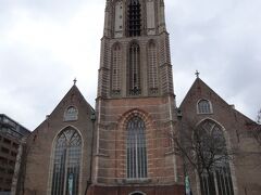 マルクトハル手前には、教会もあります。

オランダで「教会」というと、国教がプロテスタント派というのもあり、
個人的にはピンとこなかったのですが、
この教会はかなり立派で印象に残っています。
