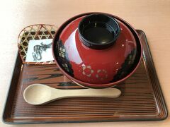 駐車場まで戻ってきて、向かいのお土産屋さんで少し休みました。胡麻豆腐入りのぜんざいです。塩昆布付きです。500円なので、夫も同じものを食べてちょうど1,000円で、駐車場の券を見せたら300円引いてくれました。