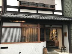 ７／２６
今日は京都で１泊。ちょっと気になっていた「アッサンブラージュ カキモト」に行ってみました。町屋風のショコラティエです。京都っぽいですね。