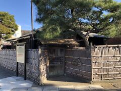 駅から１０分ほど歩いて、旧島崎藤村邸。建物の中を見学できます。
明治１６年から亡くなるまで、この地で過ごしました。