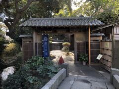 鴫立庵。この施設は有料、町外の人は３１０円。
３００年以上の歴史をもつ日本三大俳諧道場のひとつで、この奥にある座敷（道場）で句を書いて、投句する箱があります。