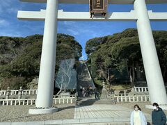 めんたいパークから那珂湊に向かう途中に大洗磯前神社の前を通りました。海の中にある鳥居が有名です。道路を渡ればすぐです。