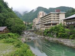 東武鉄道が乗り入れている野岩（やがん）鉄道の駅で降りると川治温泉が見えてきました。
