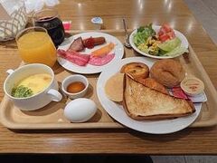 昼食が遅い時間になりそうでしたので、ややしっかり目の朝食を構成しました。メープルシロップをつけてパンケーキもいただきます