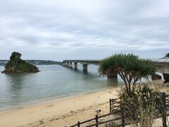 古宇利島へ。手前に駐車場あります。海が青いぞ～
歩きたかったけれど車窓からゆっくりと走り抜けて
ハートロックに向かいます。
