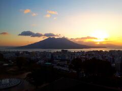 2日目の朝。部屋の窓から見えた桜島。
桜島ビューの部屋を予約したのに、昨夜は到着が遅くて何も見えなかったけど、いい景色～。